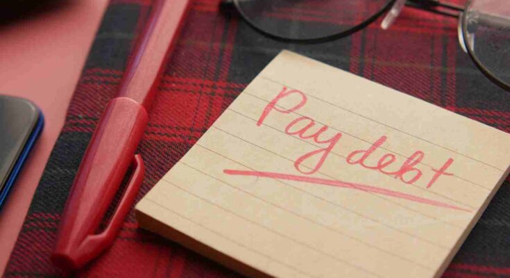 Debt note representing the debt snowball method and debt repayment